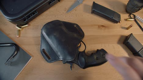 Tischplatte-Mit-Taktischer-Ausrüstung-Und-Revolver-Im-Holster
