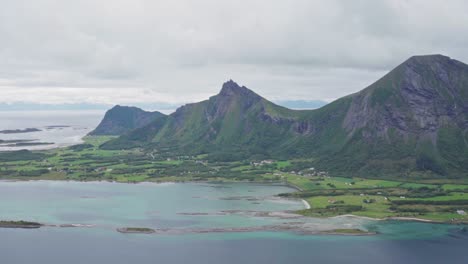 Malerische-üppige-Berglandschaft-Mit-Ruhigem-Ozean-Auf-Den-Inseln-Von-Norwegen