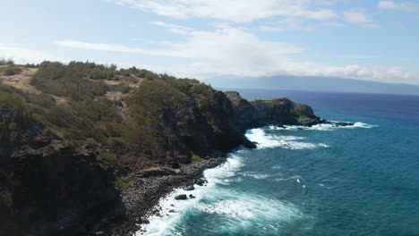 Ozeanwellen,-Die-An-Felsigem-Ufer-Brechen,-Luftpanoramablick-Auf-Die-Küste-Von-Maui