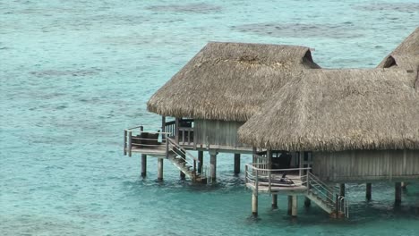 Overwater-Häuser-In-Moorea,-Französisch-Polynesien