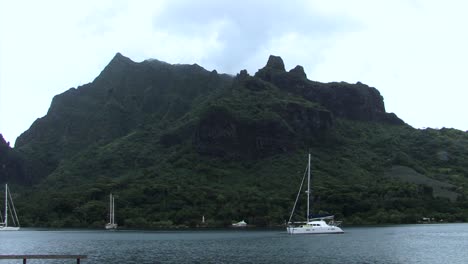 Yachts-in-the-bay-of-Moorea-island,-French-Polynesia