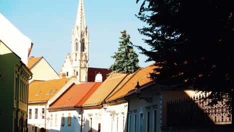 Tilt-Up-Aufnahme-Des-Fünfeckigen-Turms-Der-Klarissenkirche-In-Bratislava,-Slowakei