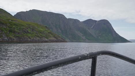 Bootssegeln-Auf-Plätscherndem-Wasser-Des-Ozeans-Mit-Reichweiten-Im-Hintergrund-In-Norwegen