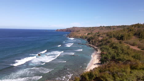 Aussichtspunkt-Mit-Herrlichem-Blick-Auf-Den-Pazifischen-Ozean-Und-Den-Abgelegenen-Strand-Von-Maui,-Luftbild