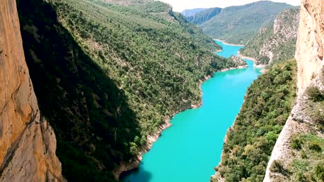 Wasserreservoir-Mit-Grüner-Vegetationsdecke-In-Katalonien,-Spanien