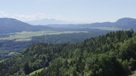 Weitwinkel-Drohne-Aus-Der-Luft-Von-Schöner-Fernlandschaft-Und-Wald-Vorne