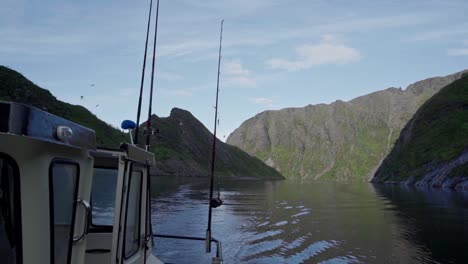 Barco-Pesquero-En-Un-Lago-Pacífico-Con-Una-Bandada-De-Aves-Marinas-Volando-En-El-Cielo-Azul-En-Noruega