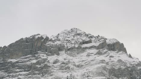 Drohnenaufnahme-Des-Verschneiten-Grindelwald-Und-Des-Eigers-In-Der-Wunderschönen-Schweizer-Berglandschaft