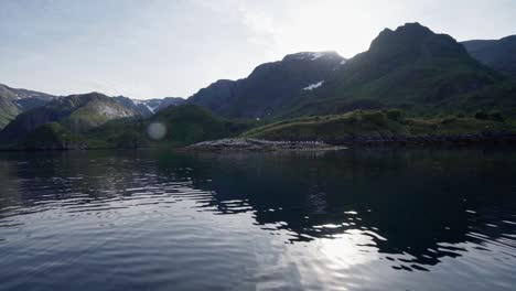 Heller-Himmel-über-Dem-Gipfel-Mit-Reflexion-über-Den-Unberührten-Ozean-In-Norwegen
