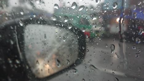 Regentropfen-Auf-Einer-Seitenscheibe-Eines-Autos