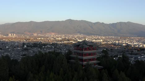 Ciudad-De-Lijiang-En-La-Provincia-China-De-Yunnan,-Telón-De-Fondo-De-La-Montaña-Del-Dragón-De-Jade,-Antena
