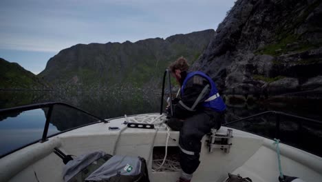 Norwegischer-Fotograf,-Der-Vogelschwärme-Einfängt,-Die-über-Unberührtes-Wasser-Mit-Berglandschaft-Im-Hintergrund-Fliegen