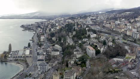 El-Romántico-Pueblo-De-Neuchâtel-Ubicado-En-El-Hermoso-Lago-Durante-La-Temporada-De-Invierno-En-El-Paisaje-Alpino-Suizo,-Suiza,-Europa