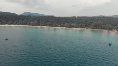 Beautiful-Lazy-Beach-landscape-during-a-calm-cloudy-evening-in-Koh-Rong-Sanloem,-Cambodia---Aerial-High-level-panoramic-shot