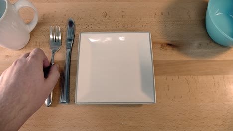 Jemand-Deckt-Einen-Tisch-Mit-Besteck-Und-Tellern