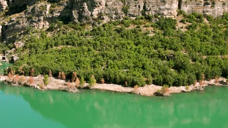 Drohnenansicht-Des-Wasserreservoirs-Am-Berg-Katalonien-Spanien
