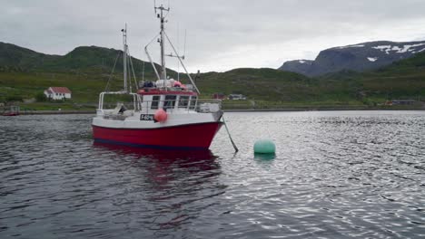 Barco-Pesquero-Anclado-En-El-Océano-Cerca-De-Un-Pueblo-Pesquero-Tradicional-En-Noruega
