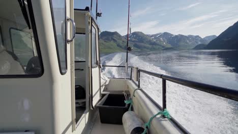 Spur-Schäumender-Wellen,-Die-Am-Meer-Von-Einem-Reisenden-Fischerboot-Mit-Graten-Im-Hintergrund-In-Norwegen-Zurückgelassen-Wurden