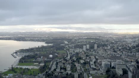 Drohne-Antenne-Des-Schönen-Schweizer-Stadtzentrums-Von-Lausanne-Am-Genfer-See-In-Der-Schweiz-Im-Winter,-Europa