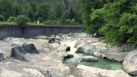 Increíble-Río-Serio-Con-Sus-Cristalinas-Aguas-Verdes,-Bergamo,-Valle-Seriana,-Italia