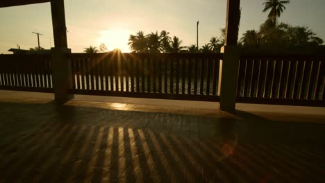 Die-Sonnenuntergänge-Hinter-Dem-Dorf,-Fluss-Und-Palmen-In-Samutsongkram,-Thailand---Statischer-Zeitraffer