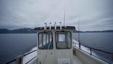 Bewölkter-Himmel-über-Segelfischerboot-Während-Des-Dunstigen-Morgens-In-Norwegen
