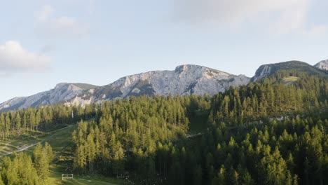 Luftsockel-Blick-über-Bewaldeten-Hügel-Bei-Feistritz-Ob-Bleiburg