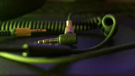 Luces-De-Colores-Cambiantes-Sobre-El-Conector-De-Audio-De-Entrada-Estéreo-Y-El-Cable-Enredado