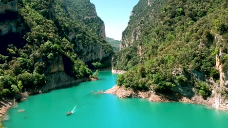 Beautiful-scenery-of-the-Spain-valley,-people-kayaking-along-the-Spain-valley,-water-calm-in-Spain-valley