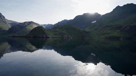 Pacífico-Paisaje-Montañoso-Verde-De-Noruega-Junto-Al-Lago---Amplio