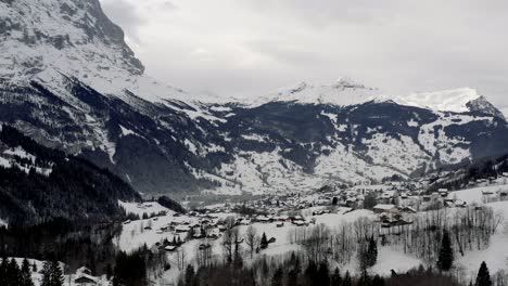 Vista-Aérea-De-Drones-Del-Nevado-Grindelwald-Y-El-Eiger-En-El-Hermoso-Paisaje-Montañoso-Suizo