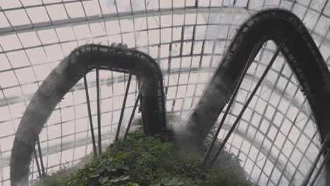 Mirando-Hacia-Arriba-En-La-Montaña-Del-Bosque-Nuboso-Emitiendo-Niebla-Con-Turistas-En-Jardines-Junto-A-La-Bahía-En-Singapur