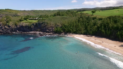 Vista-Aérea-De-La-Bahía-De-Mokuleia-Y-La-Playa-Del-Matadero-En-Maui,-Costa-Hawaiana