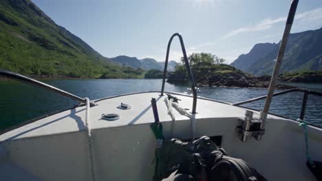Proa-De-Barco-En-Un-Lago-Tranquilo-Con-Paisaje-Montañoso-En-El-Fondo-Durante-El-Día-Soleado-En-Noruega