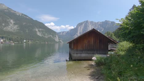 Alpen,-Seenlandschaft-Mit-Holzboothangar-Und-Malerischer-Bergkette