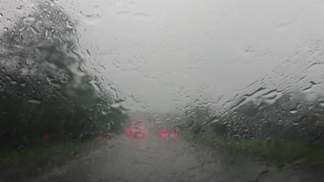 Fahrt-Auf-Der-Autobahn-Bei-Starkem-Regen