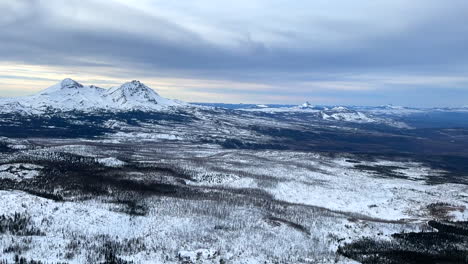 Panoramic-view-of-the-Oregon-Cascade-Mountains-from-a-helicopter