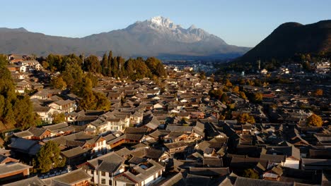 Montaña-Del-Dragón-De-Jade-Con-Vistas-A-La-Ciudad-De-Lijiang-En-China,-Revelación-De-Inclinación-Aérea