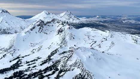 Panoramic-view-above-the-Oregon-Cascades-from-a-helicopter