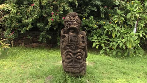 Traditional-sculpture-in-Tiki-Village-in-Moorea,-French-Polynesia