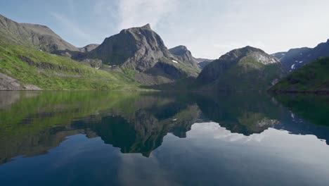 Imágenes-Vívidas-De-Colinas-Rocosas-Reflejadas-En-Un-Lago-Transparente-En-Noruega-Durante-El-Día