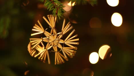 Perfektes-Weihnachtsdekorationsspielzeug-Zum-Aufhängen-Während-Der-Feiertage-Mit-Blinkenden-Lichtern