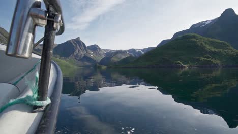 Reisen-Im-Klaren-Fluss-In-Norwegen-Hintergrund-Mit-Hohen-Bergen-Und-Einem-Bewölkten-Himmel---Weite-Aufnahme