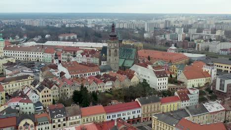 Vista-Aérea-De-La-Torre-Del-Reloj-Y-La-Catedral-Gótica-Rodeada-De-Edificios-En-Hradec-Kralove,-República-Checa