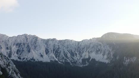 Luftdrohnenaufnahme-Einiger-Majestätischer-Schneebedeckter-Berge-In-Österreich