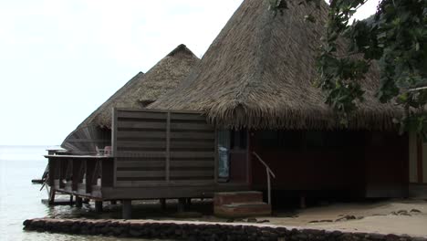 Wooden-villas-in-Moorea,-French-Polynesia