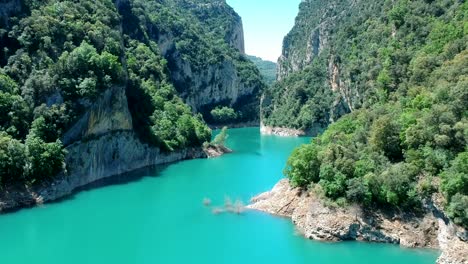 Blaue-Reflexion-Der-Wasseroberfläche-Auf-Dem-Felsen-Des-Berges-Katalonien-Spanien