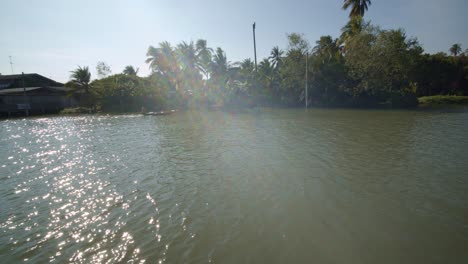 Ein-Kleines-Fischerboot-Auf-Einem-Fluss-In-Einem-Dorf-In-Thailand---Linseneffekt-In-Zeitlupe