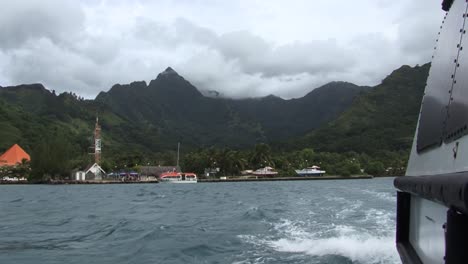 View-of-Moorea-Island-from-the-sea