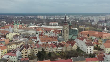 Luftaufnahme-Des-Uhrturms-Und-Der-Gotischen-Kathedrale,-Umgeben-Von-Gebäuden-In-Hradec-Kralove,-Tschechische-Republik